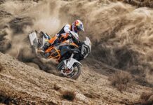 1390 Super Adventure wraca mocniejszy, ale największa zmiana nie dotyczy koni mechanicznych motocykl