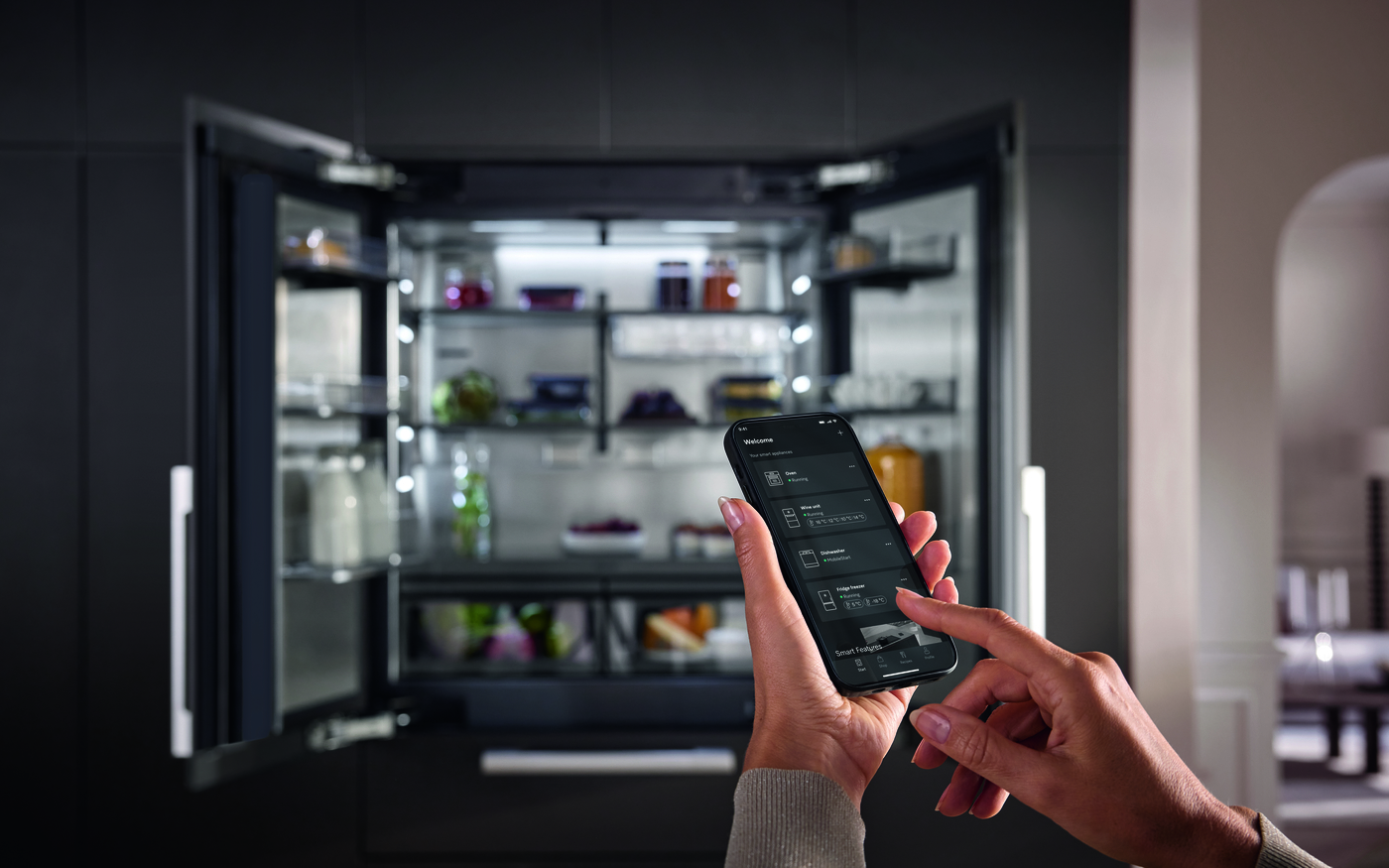 Miele MasterCool III FoodView - aplikacja na telefonie i otwarta lodówka
